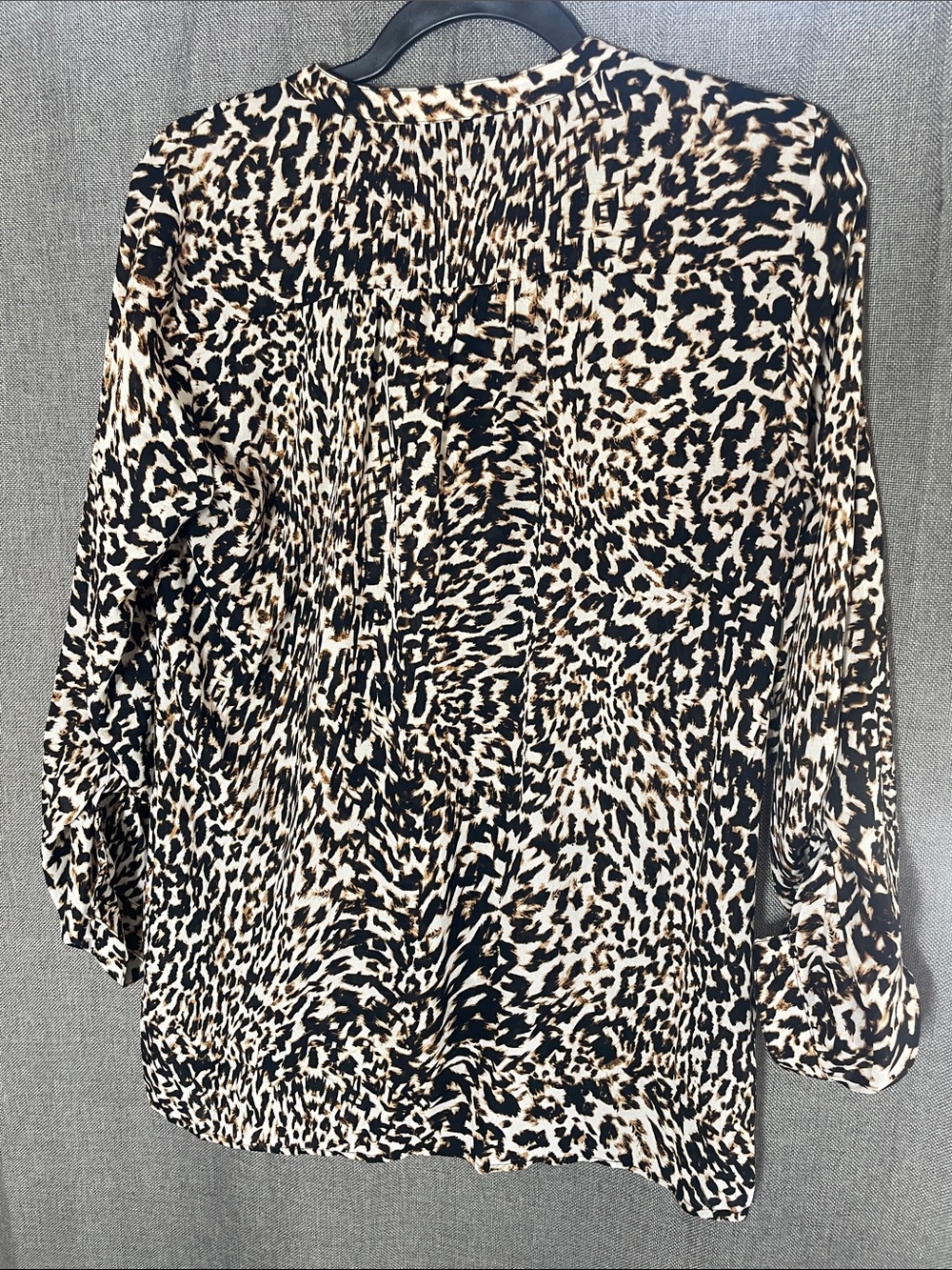 a.n.a. Leopard Animal Print V-Neck Blouse Roll Tab Sleeve M - Picture 4 of 9